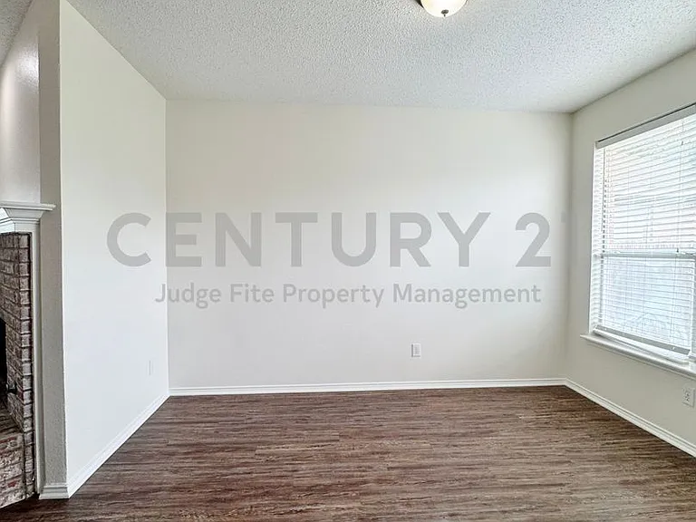 835 Rockett Ln — Photo 5