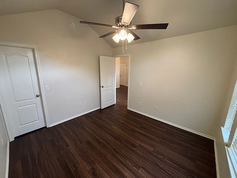 912 Cavecreek St — Photo 11