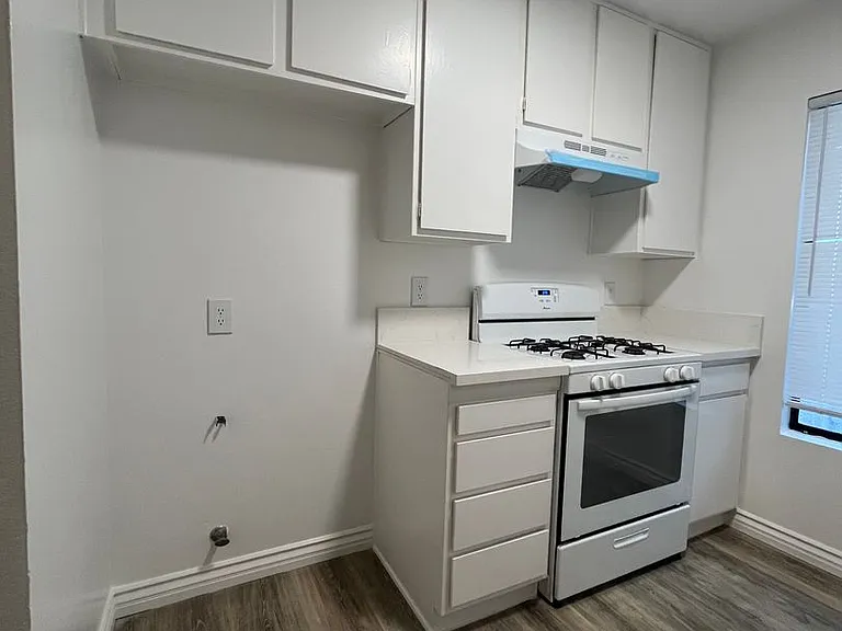 Charming Tudor-Style Apartments in Prime Sherman Oaks Location — Photo 6
