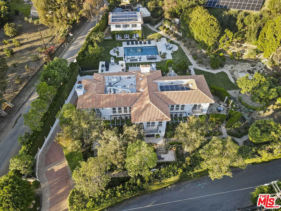 6 bed, 8.0 bath, 8564 sqft, $50,000 — Photo 2