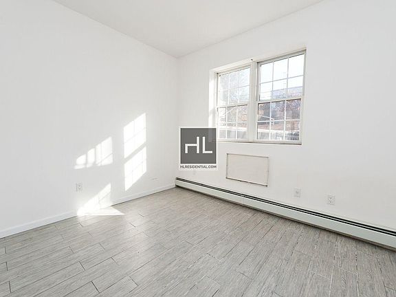 4th image of 2719 Crescent St #1