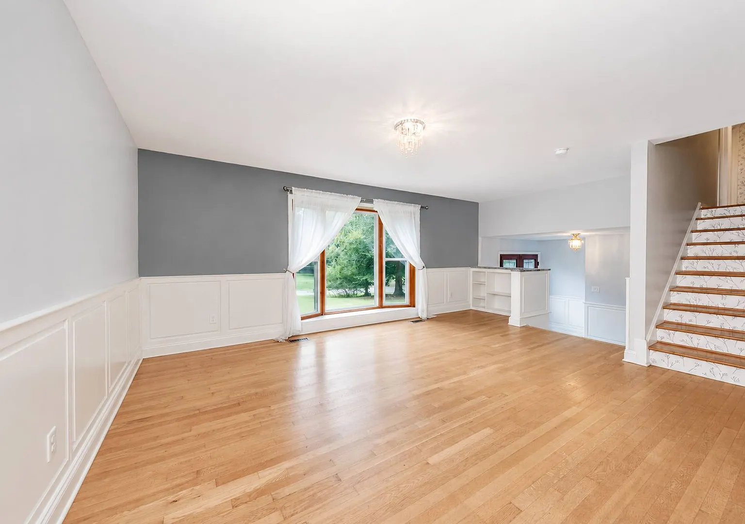 Large fenced in yard and Sun room! — Photo 4