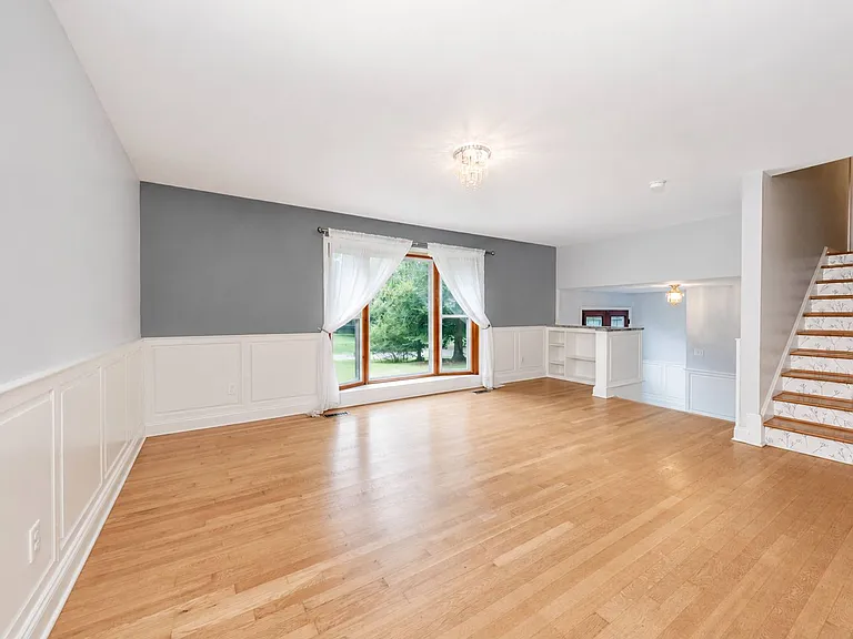 111 Deer Spring Rd — Photo 4