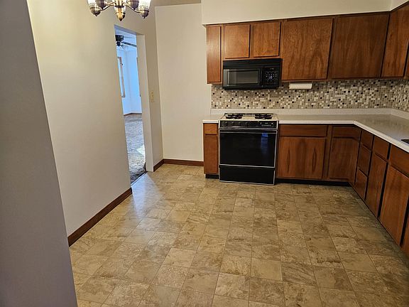 4th image of 102 Chickasaw St