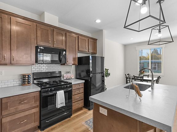 5th image of 300 Stony Point Road #253
