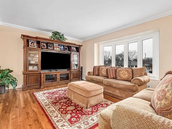 4th image of 33 Pebble Ln