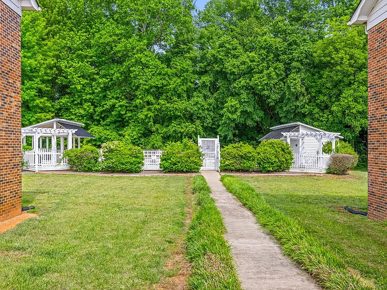 113 Stroupe Rd E — Photo 27