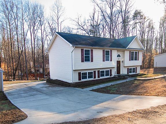 3rd image of 26 Lovelace Ln
