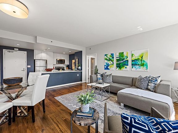 3rd image of 250 King St Unit 872