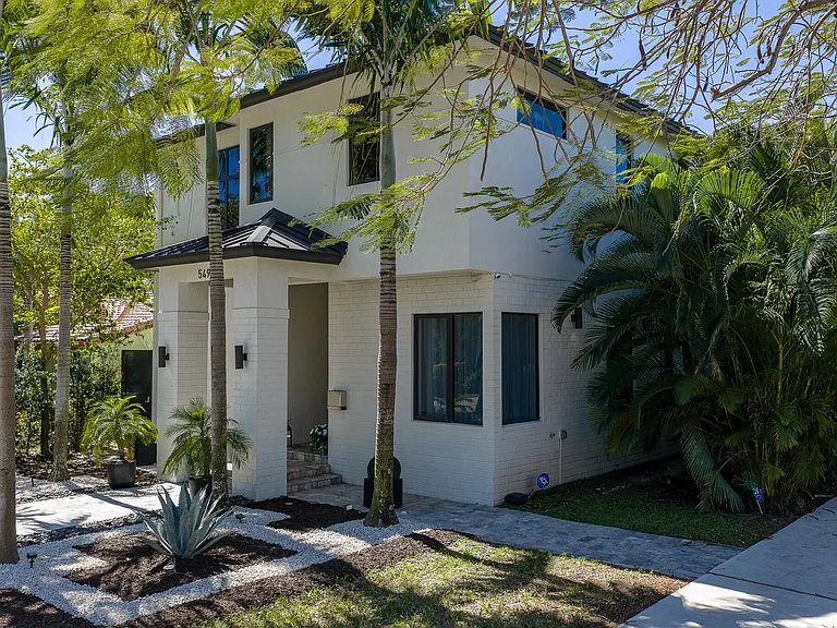 549 NE 10th Ave — Photo 5