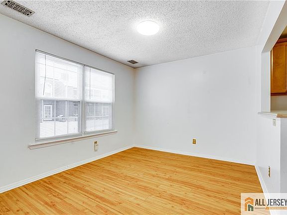 5th image of 49 Tanglewood Ct