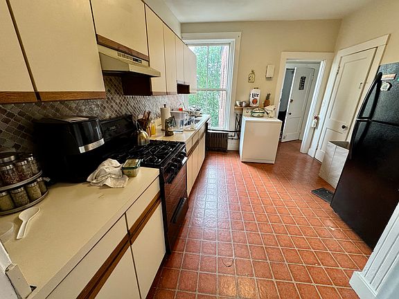 5th image of 104 Strathmore Rd #3
