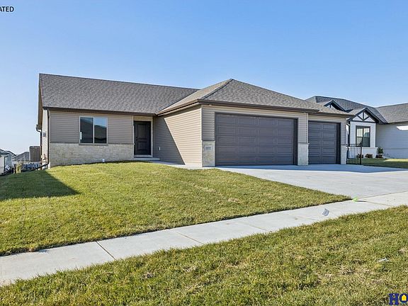 3rd image of 1071 Meadow Ln