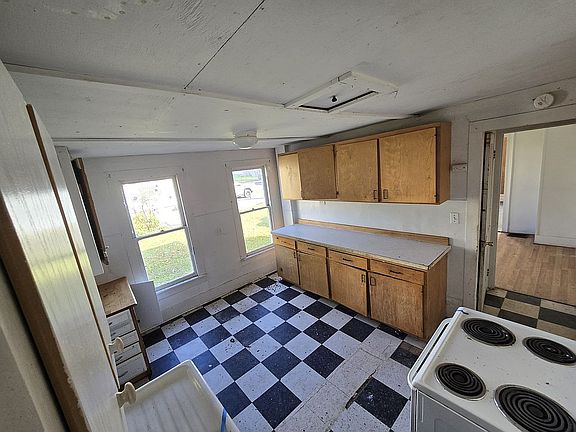 4th image of 6 Pine St