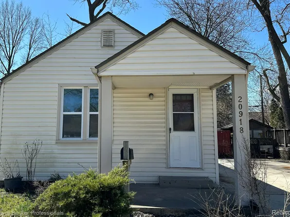 20918 Hollywood St, Harper Woods, MI 48225