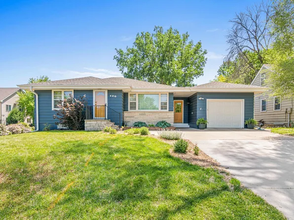 620 7th St E, Chaska, MN 55318