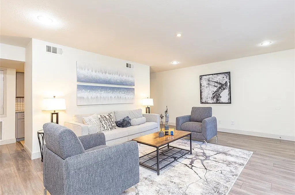 3 bed, 2.0 bath, 1287 sqft, $2,250 — Photo 3