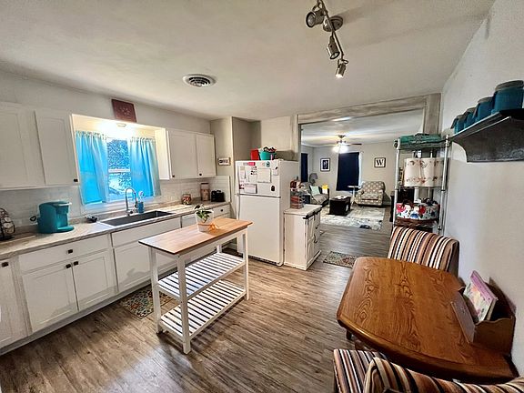 5th image of 1106 E Highland Ave