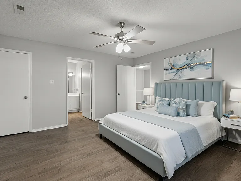 Courtney Square Apartments — Photo 8
