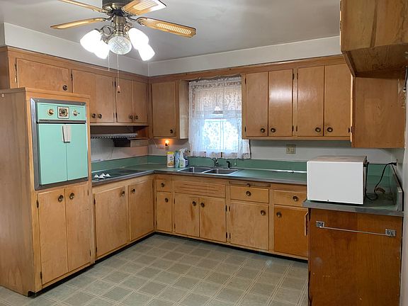 Vintage kitchen with lots of cupboard space