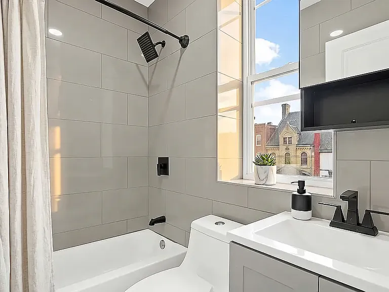 402 Onderdonk Ave #R2 — Photo 4