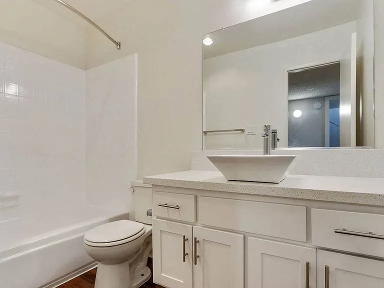 Meridian Apartments — Photo 16