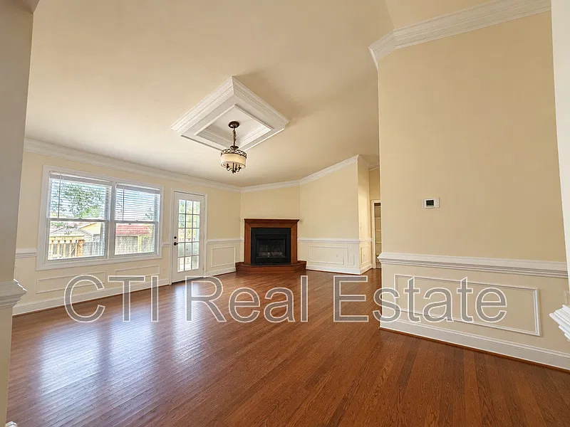 4 bed, 3.0 bath, 2660 sqft, $2,500 — Photo 2