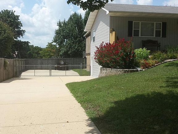 2nd image of 1907 Christopher Dr