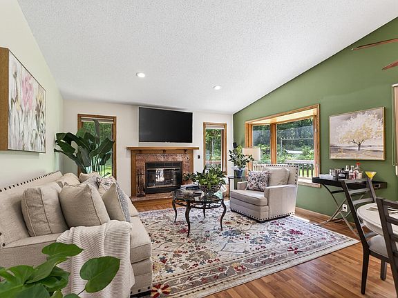 3rd image of 505 Zinnia Ln N