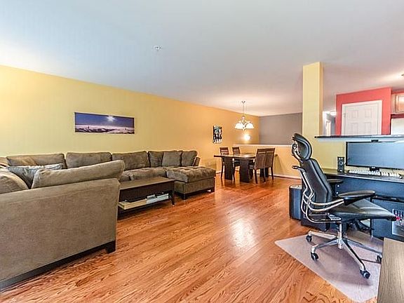 4th image of 121 W Oakbrook Dr