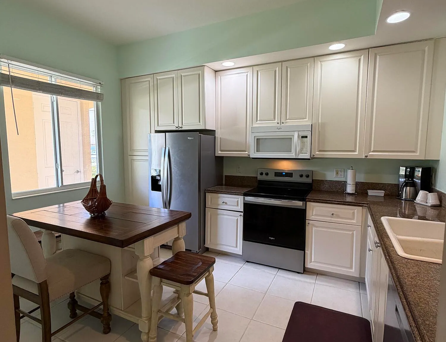 2 bed, 2.0 bath, 1989 sqft, $2,500 — Photo 3