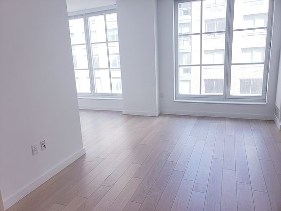 4th image of 535 W 43rd St N #7M