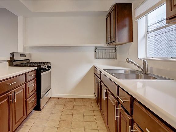4th image of 2806 Greenbriar Dr #C