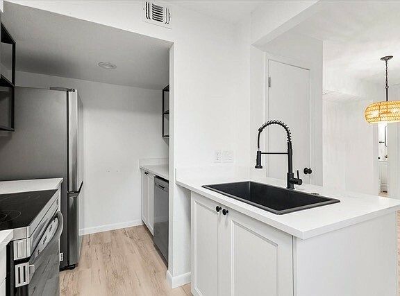 3rd image of 2119 Oxford Ave APT A
