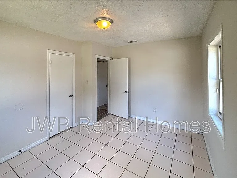 2248 Inwood Cir S — Photo 15
