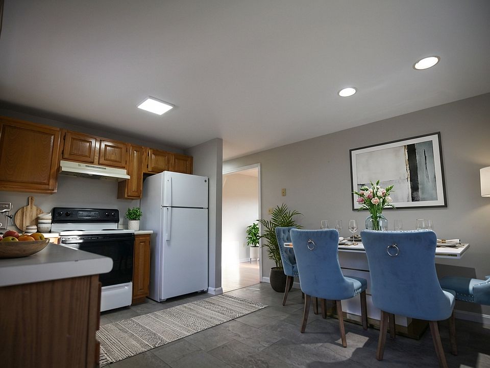 1st image of 8 Hyatts Cir