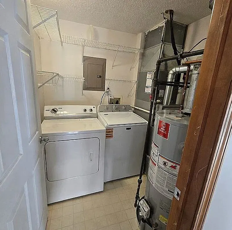 1 bed, 1.0 bath, 912 sqft, $1,420 — Photo 3
