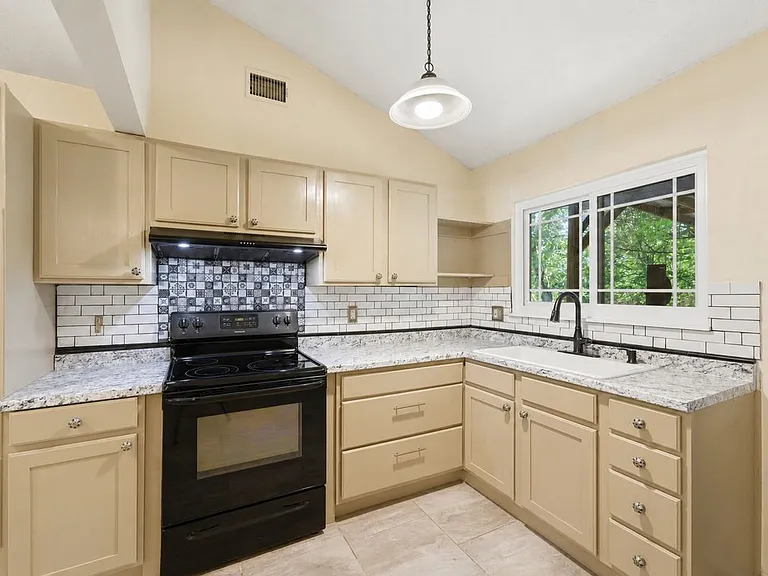 1114 Churing Dr — Photo 7