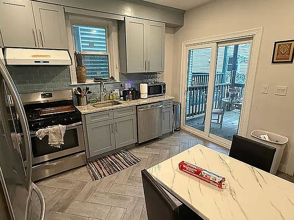 3rd image of 88 Norfolk St #2