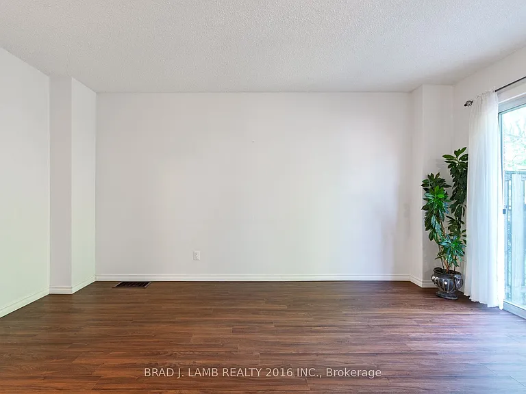 405 Hyacinthe Blvd #Townhouse 12 — Photo 5