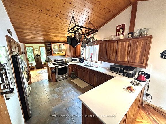 3rd image of 10 Nevison Dr