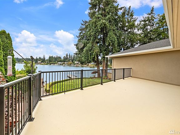 Whether it is morning coffee or elaborate dinner parties, imagine the entertaining capabilities this deck offers!