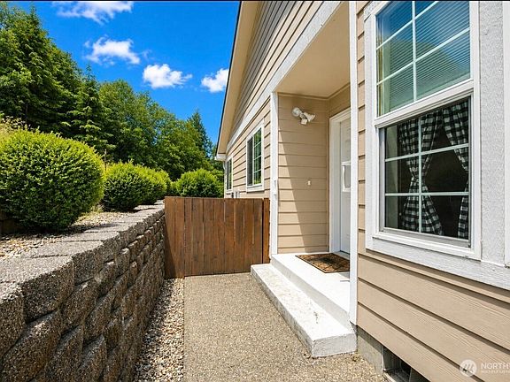 3rd image of 212 Brant Lane