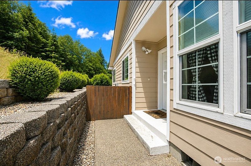 3rd image of 212 Brant Lane