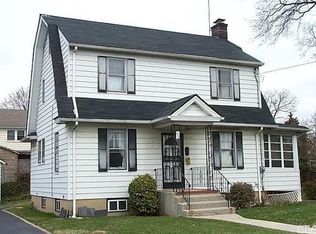 107 Elm St, Roslyn Heights, NY 11577