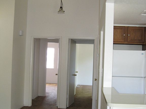 Vaulted ceiling w/plant shel