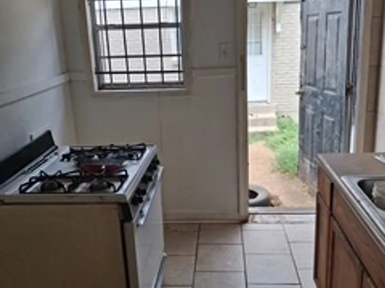 166 Eastview Dr — Photo 3