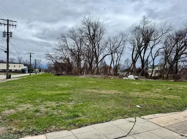 Harbor St, Conneaut, OH 44030