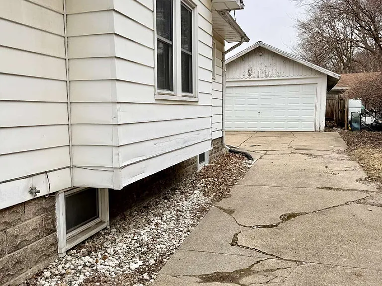 2605 Woodrow Ave — Photo 2