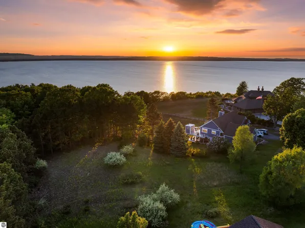 3147 Scenic Hills Dr, Williamsburg, MI 49690